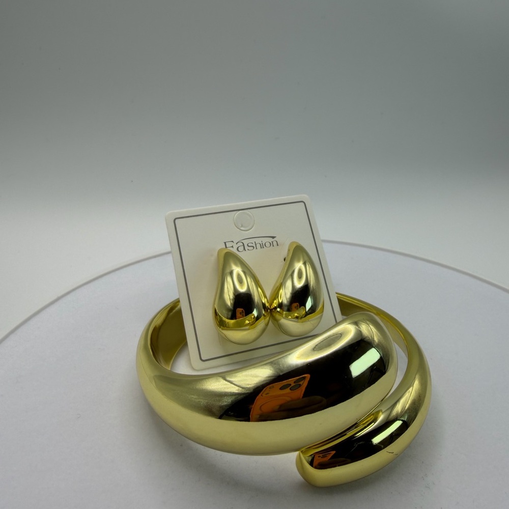 Elegant Gold Hoop Earrings - Picture 12 of 13